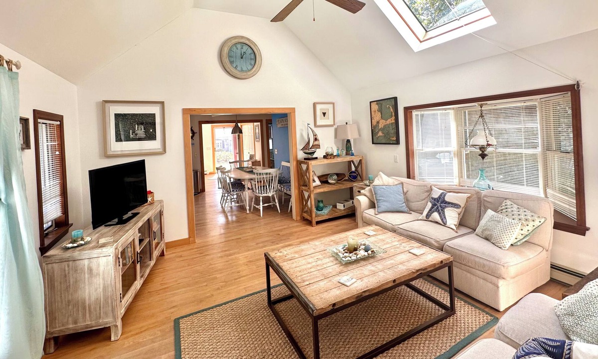 South Chatham House | Beach Chic Chatham 5 Star 5 Min Walk to Beach-Newly Renovated Private Retreat AC