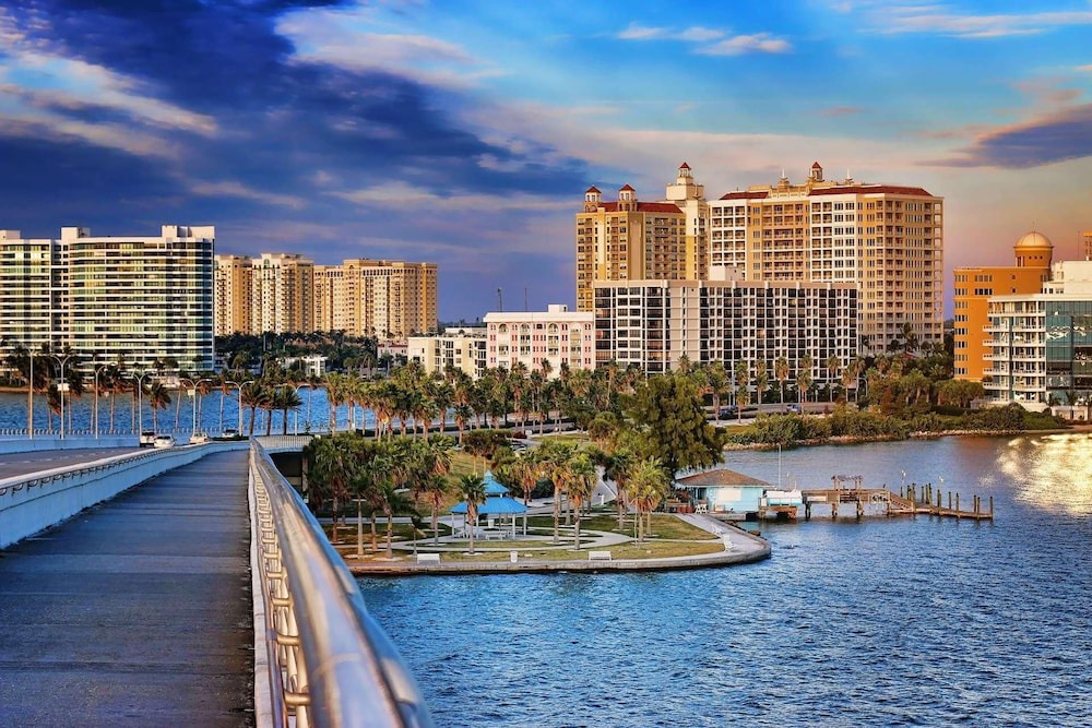 Siesta Key Hotel | Beach Club at Siesta Key Poolside D