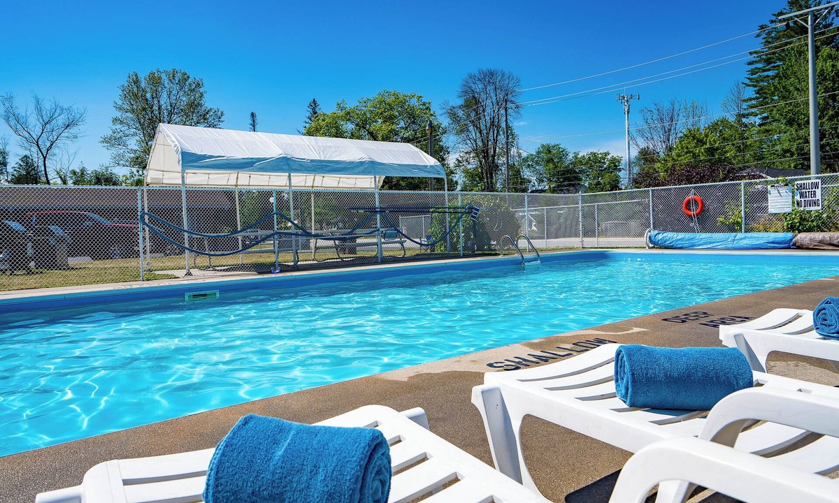 Wasaga Beach Hotel | Beach Club by Beach1 Motel