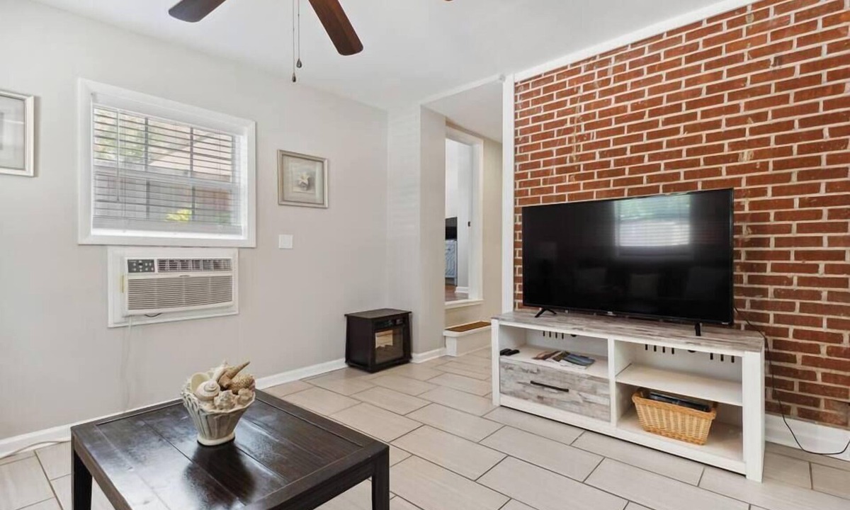 Saint Simons Heights Apartment | Beach Cottage -optional BIKES - Walk 2 Shops & Fun