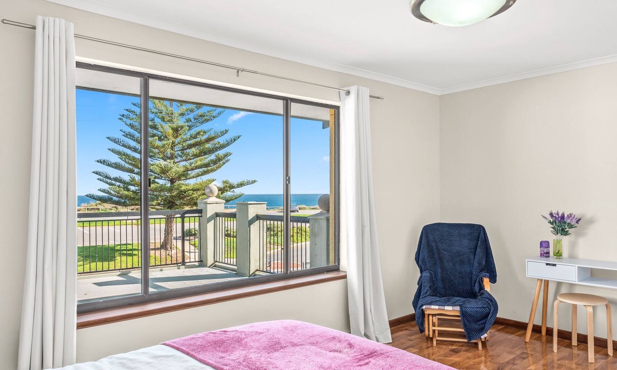 Port Noarlunga South House | Beach front home with scenic views