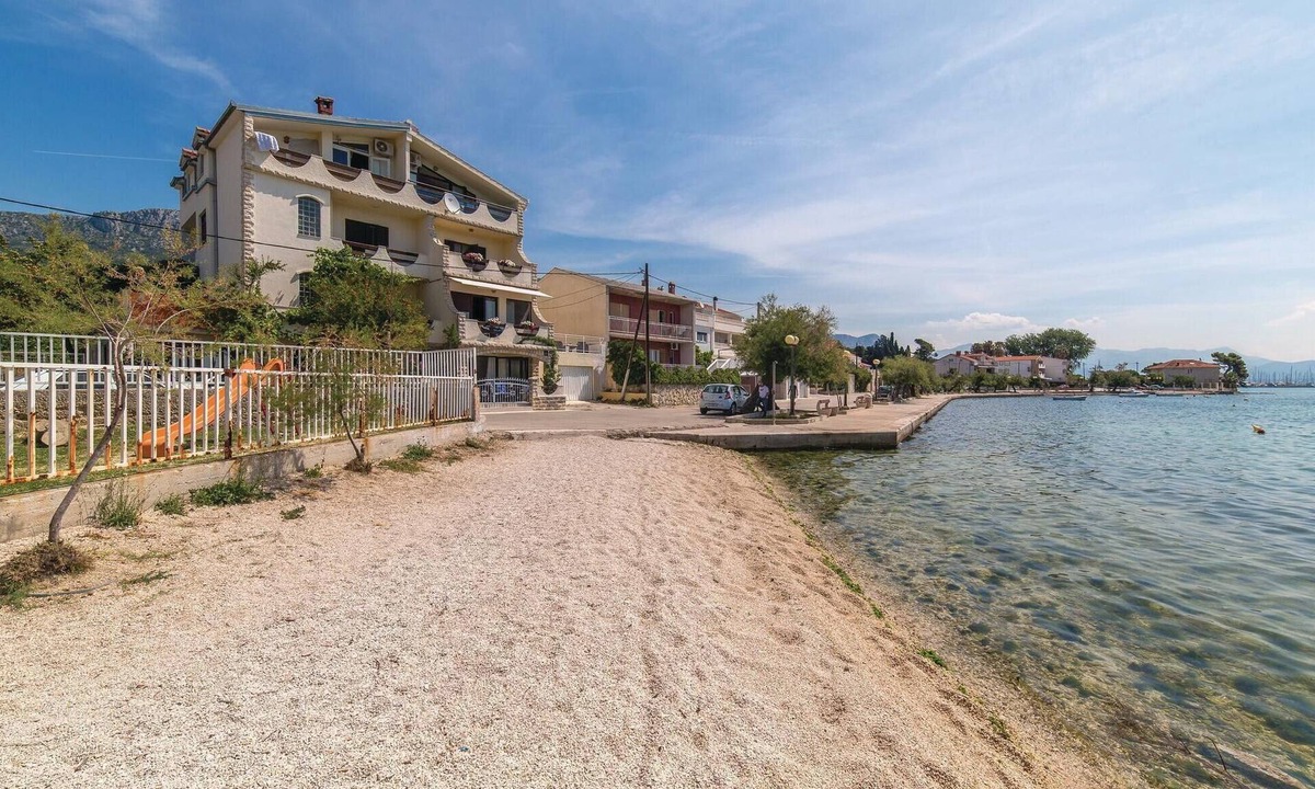 Kastel Kambelovac Apartment | Beach front apartment in Kastel Kambelovac