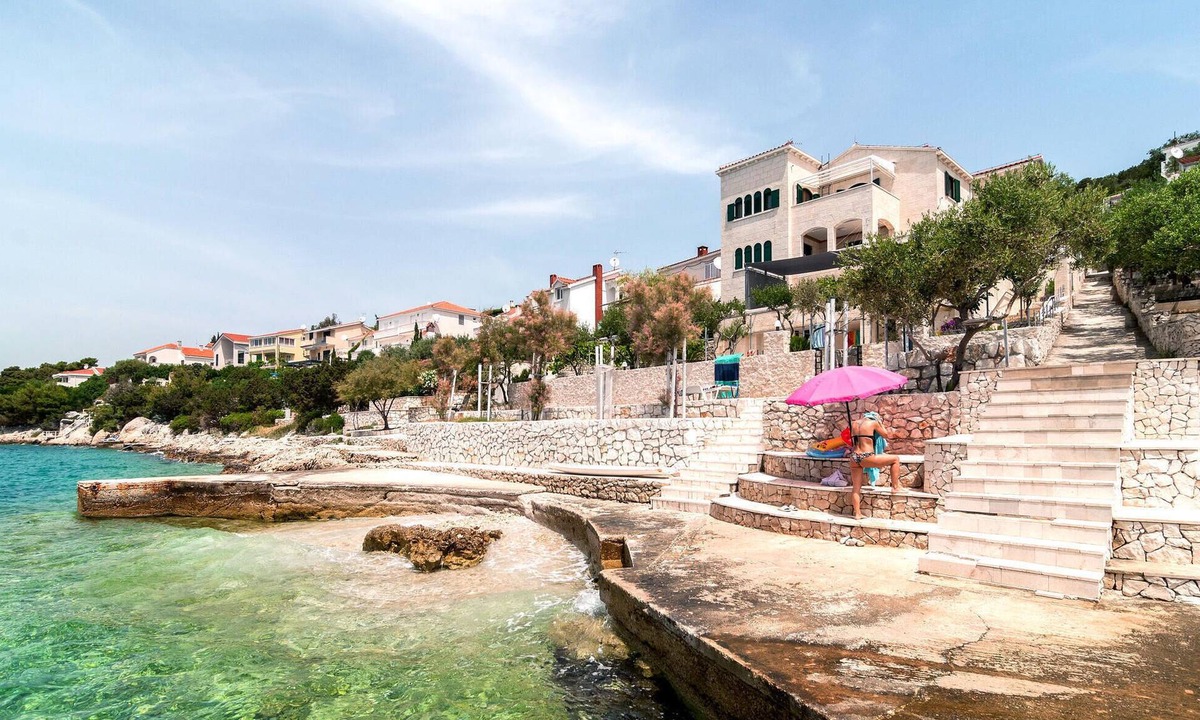 Okrug Donji Apartment | Beach front apartment in Okrug Donji