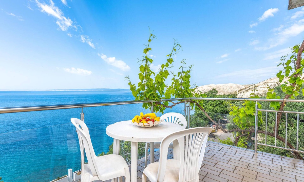 Stara Baska Apartment | Beach front apartment in Stara Baska with WiFi