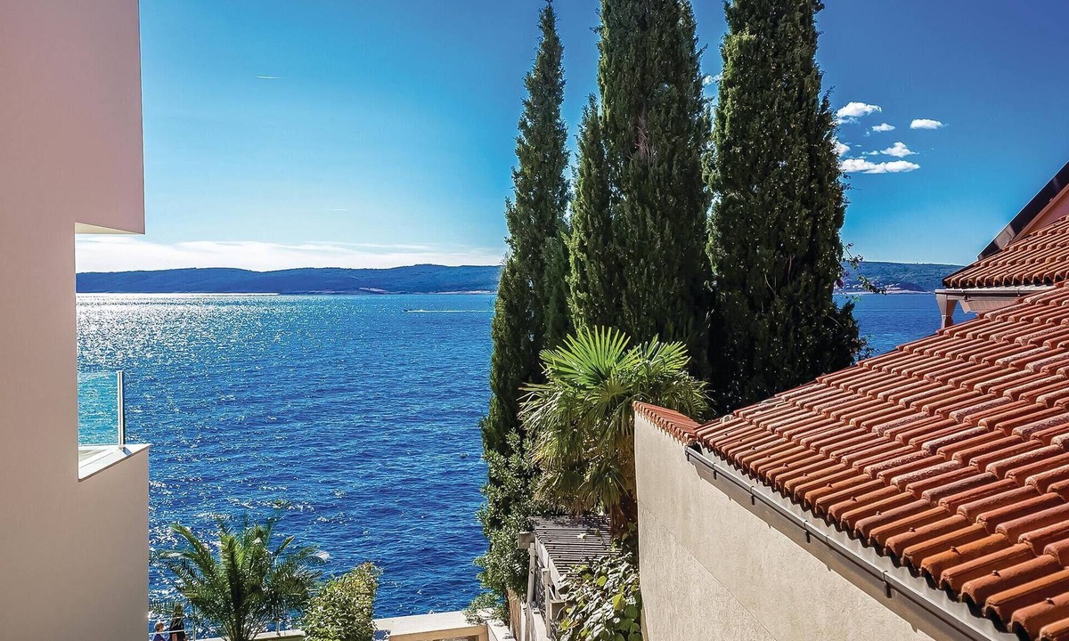 Selce Apartment | Beach front apartment in Crikvenica with WiFi
