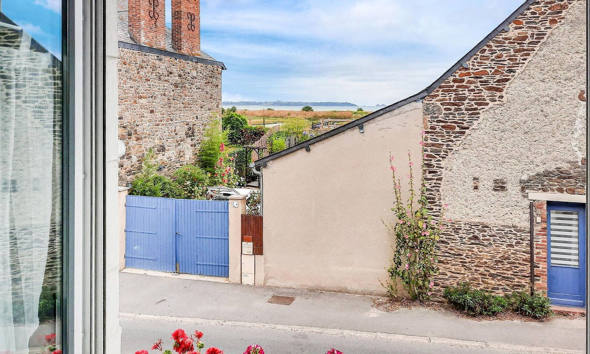 Hirel Apartment | Beach front apartment