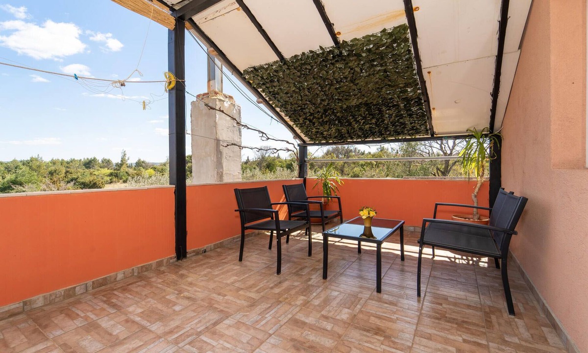 Donji Karin Apartment | Beach front apartment in Benkovac with WiFi