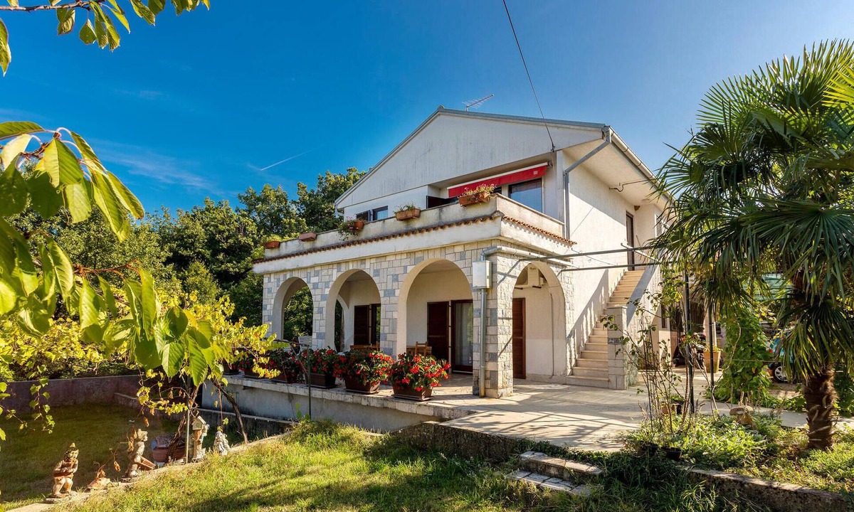 Tribulje Apartment | Beach front apartment in Malinska with WiFi