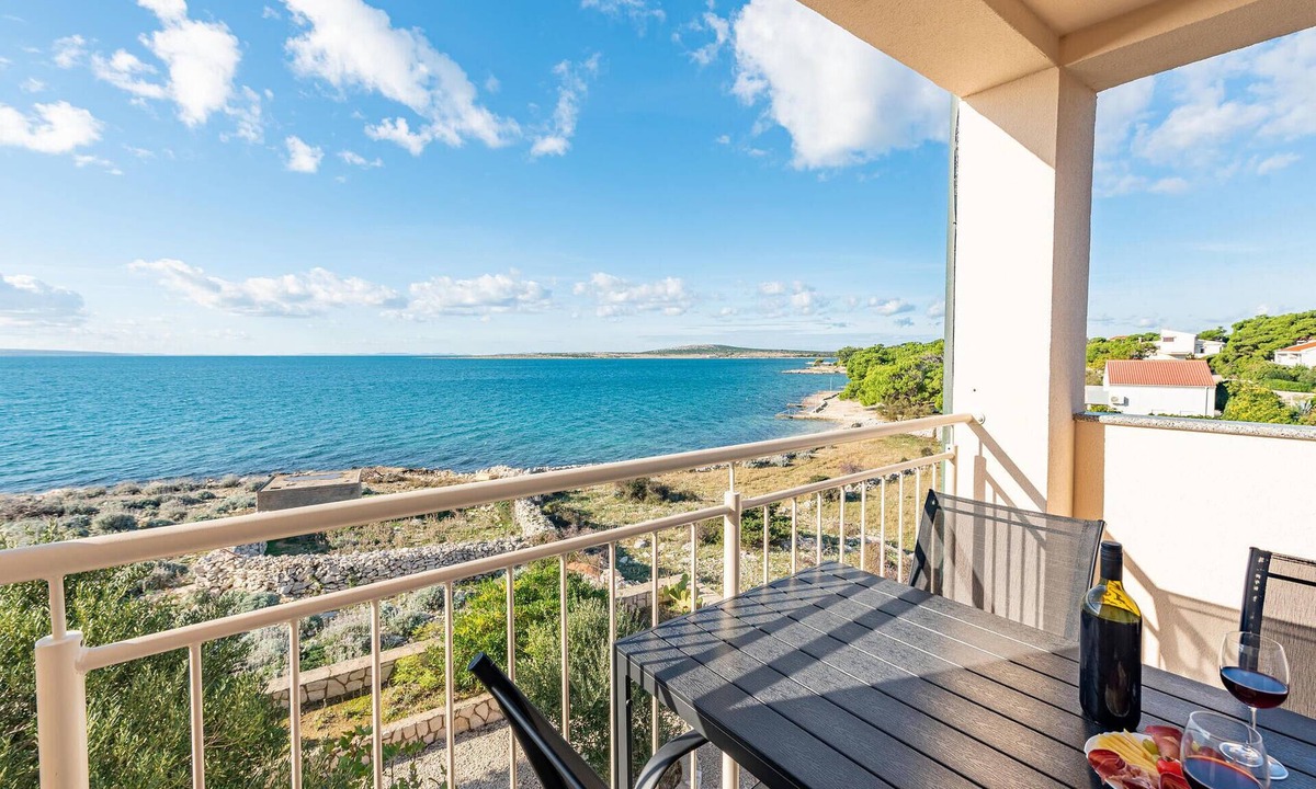 Kosljun Apartment | Beach front apartment in Kosljun with WiFi