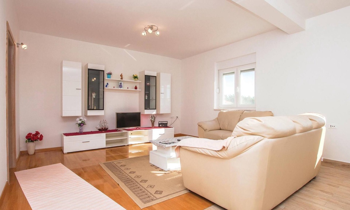 Sibenik Apartment | Beach front apartment in Sibenik with WiFi