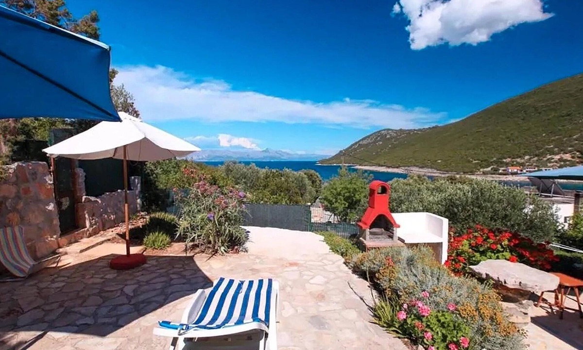 Pokrivenik Apartment | Beach front apartment in Gdinj with WiFi