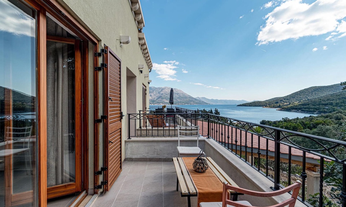Kneza Apartment | Beach front apartment in Kneze with WiFi