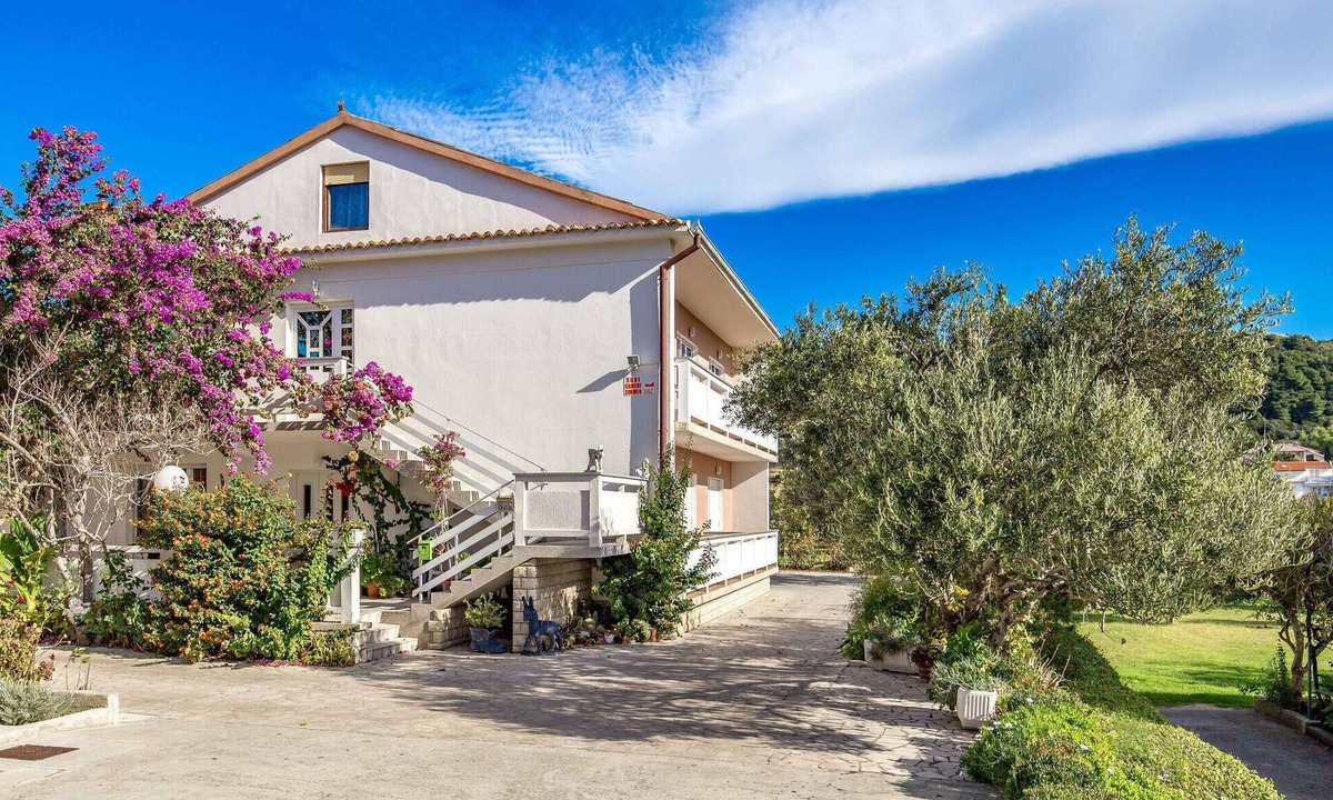 Palit Apartment | Beach front apartment in Rab with WiFi