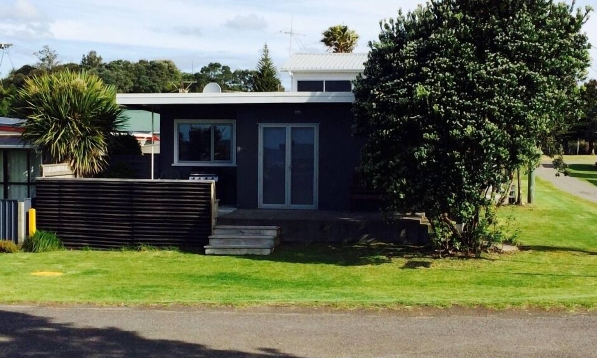 Urenui House | Beach front bach in Urenui