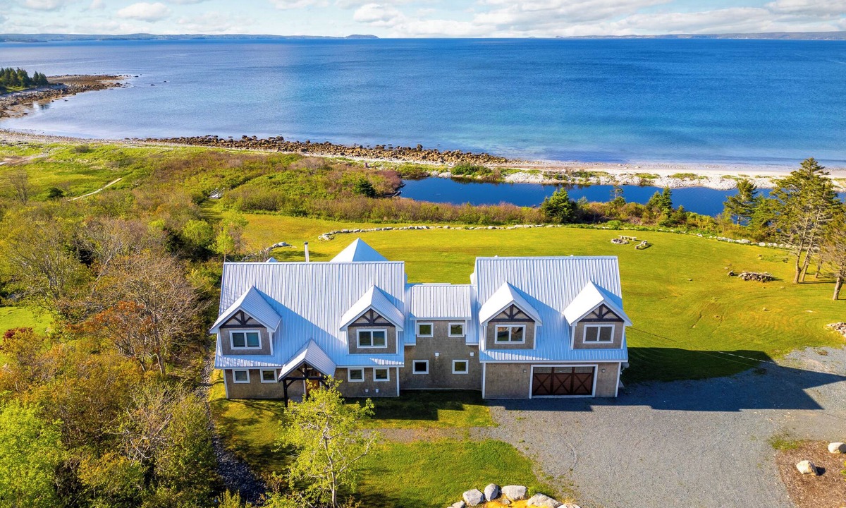 Queensland House | Beach Front Estate Custom Timber Frame Home on Cleveland Beach 72