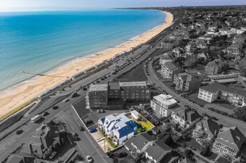 Southbourne House | Beach Front Getaway - Luxury Apt with Large Garden