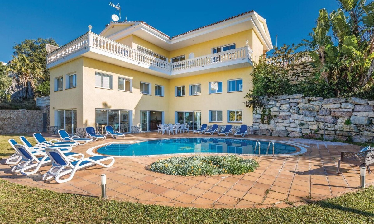 Canyelles House | Beach front home in Lloret de Mar