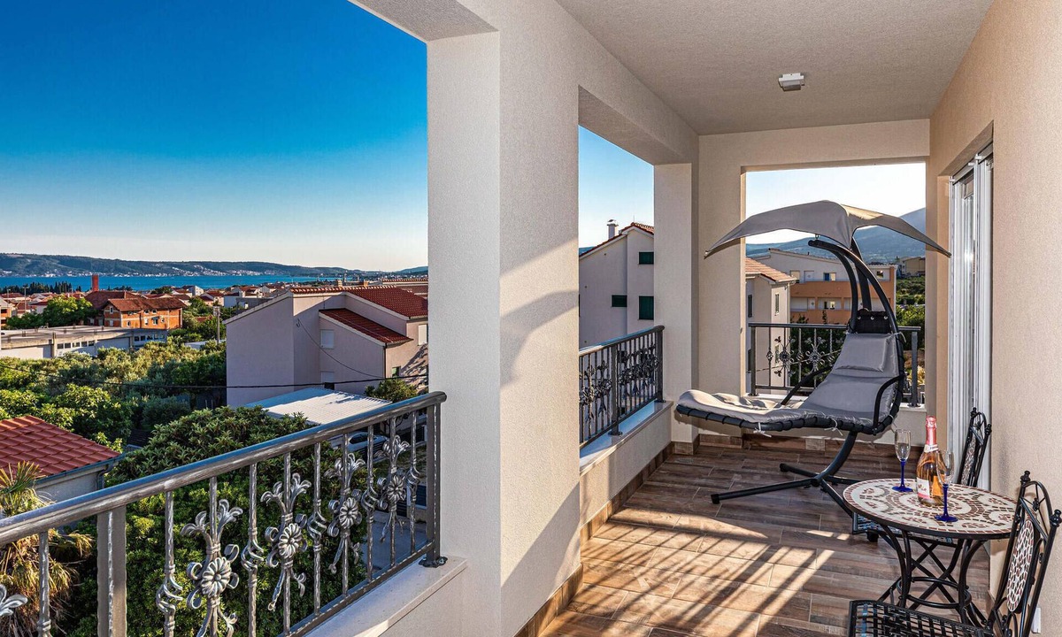 Kastel Luksic House | Beach front home in Kastel Luksic with sauna