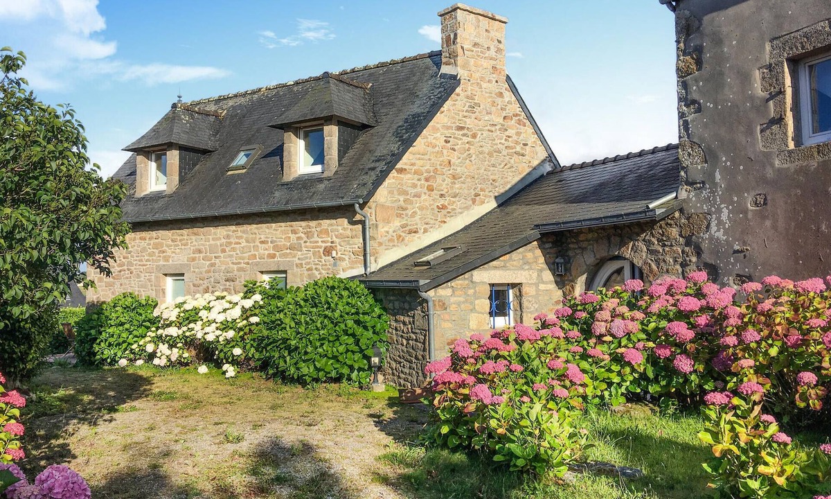 Plouguerneau House | Beach front home in Plouguerneau with WiFi