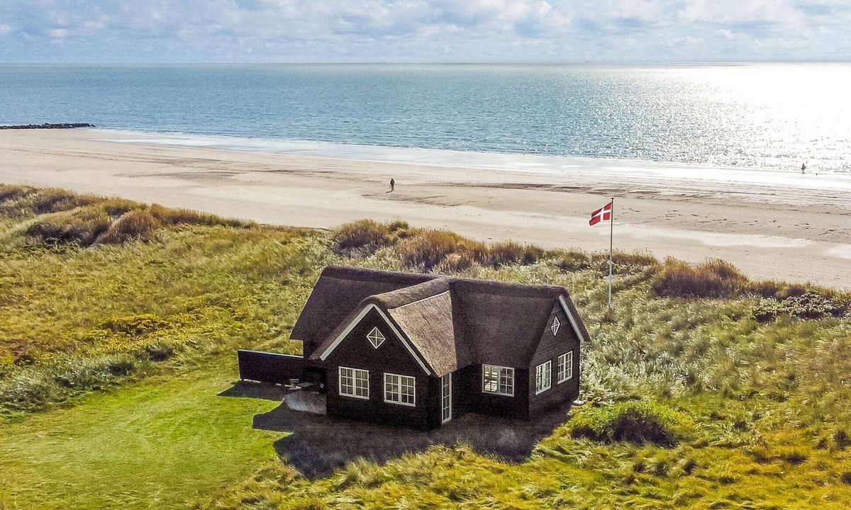 Blavand Strand House | Beach front home in Blåvand with house sea view