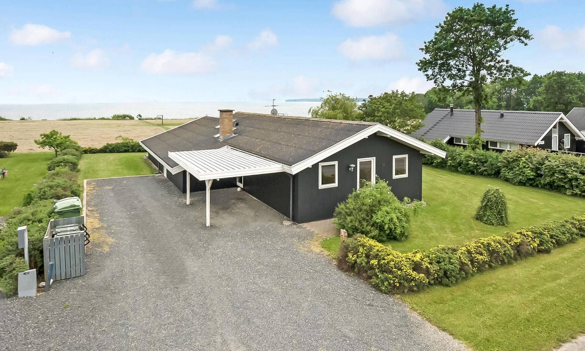 Pøt Strandby House | Beach front home in Juelsminde with sauna