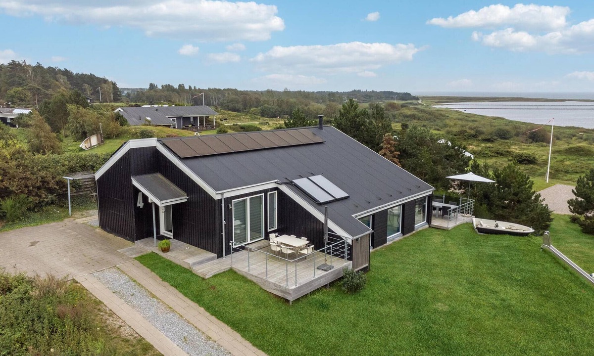 Øer Strand House | Beach front home in Ebeltoft with sauna