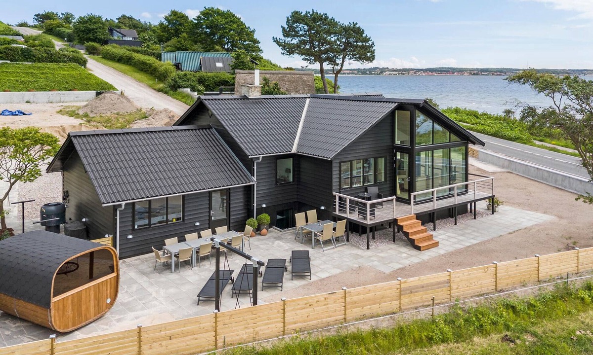 Egsmark Strand House | Beach front home in Ebeltoft with sauna
