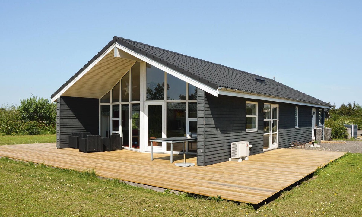 Falen House | Beach front home in Hemmet with sauna