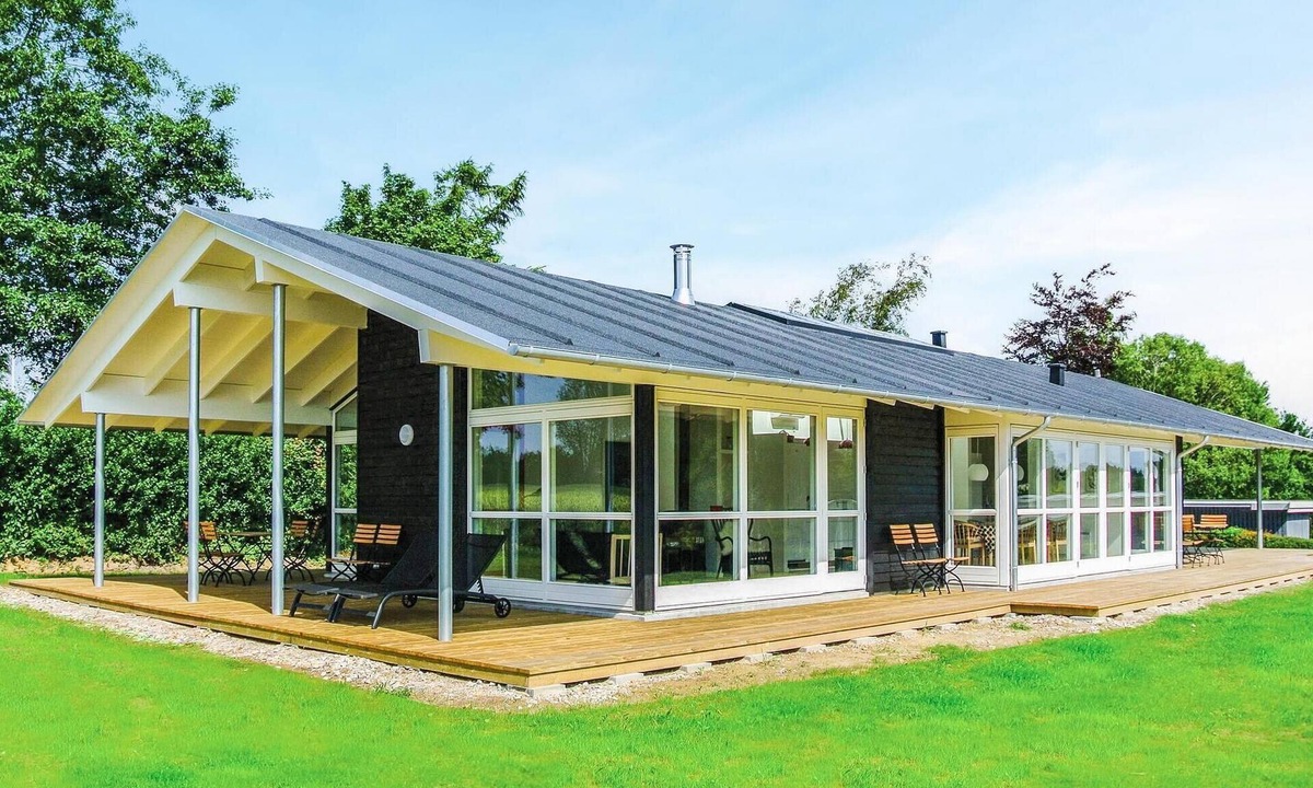 Østerskov House | Beach front home in Humble with sauna