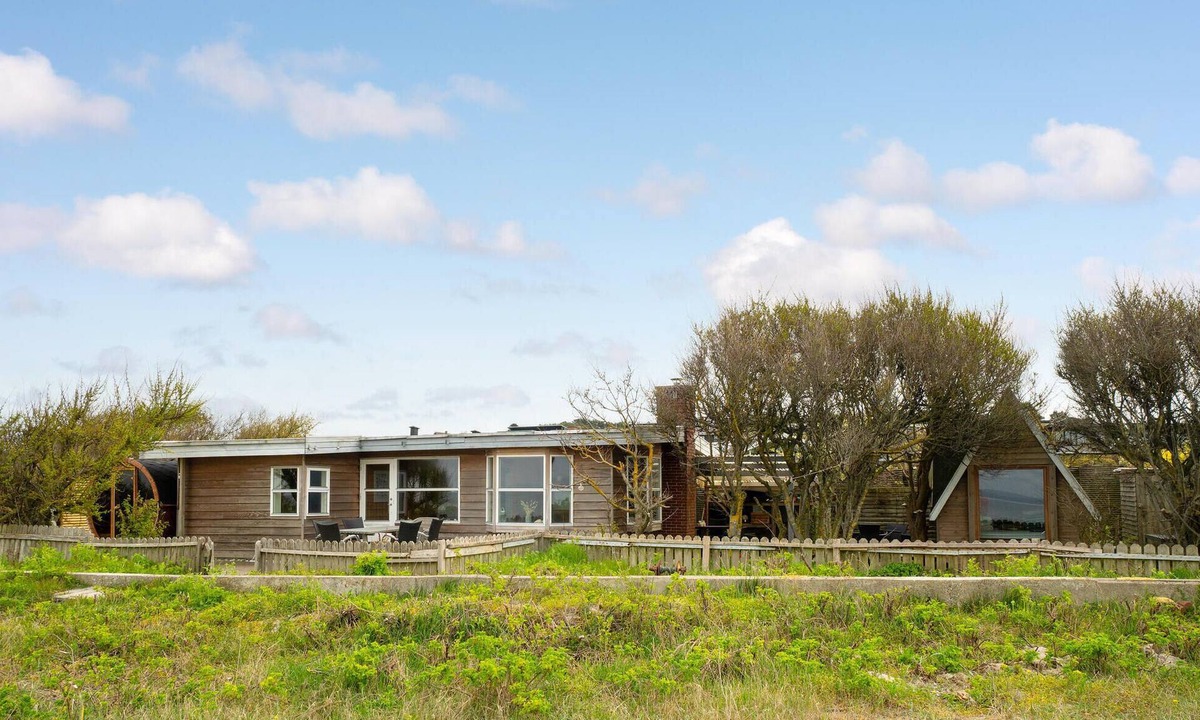 Skødshoved Strand House | Beach front home in Knebel with sauna