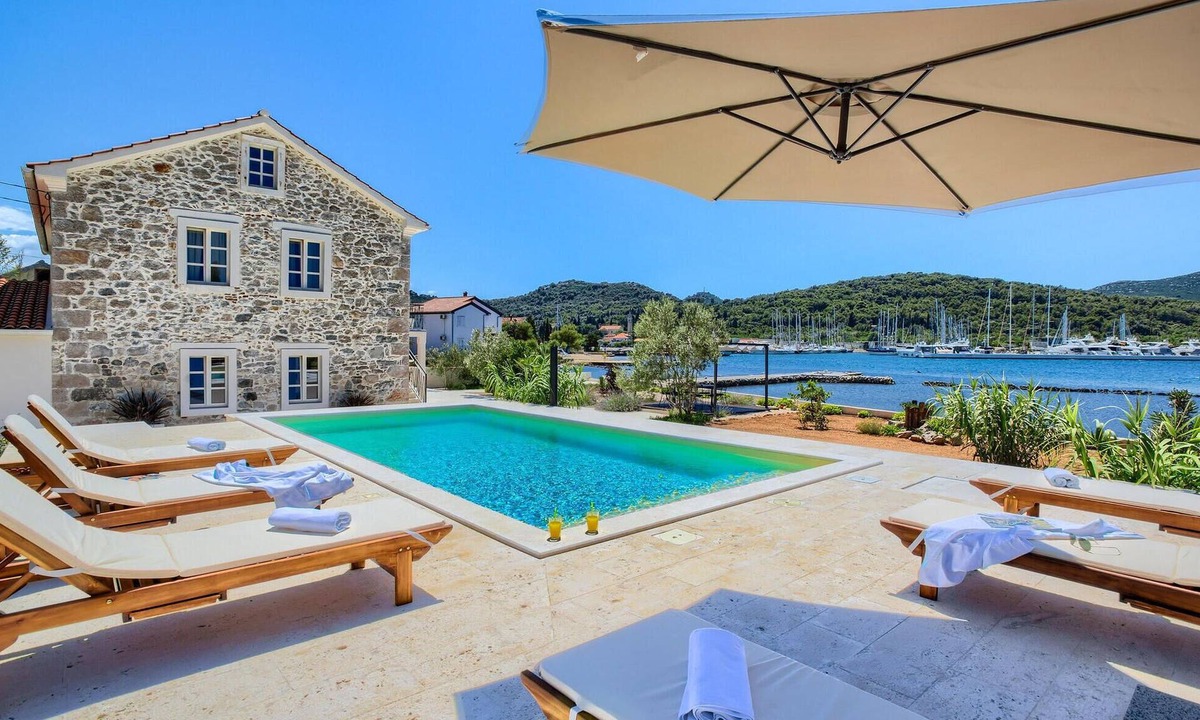 Sutomiscica House | Beach front home in Preko