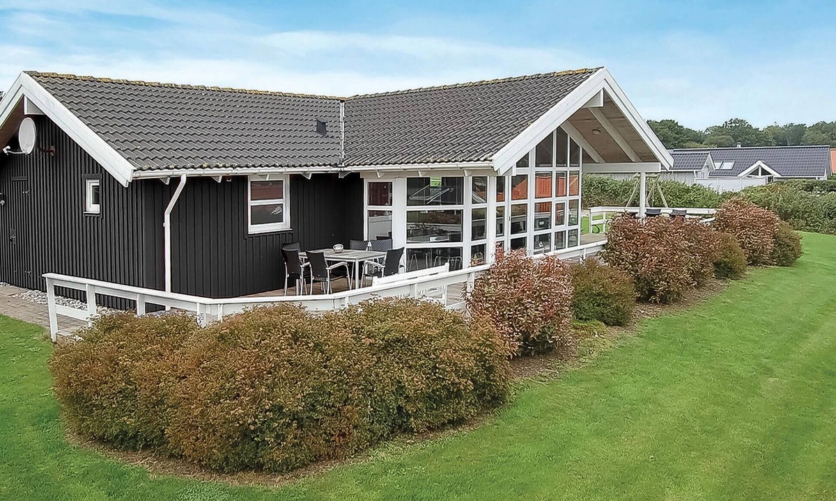 Grønninghoved Strand House | Beach front home in Sjølund with sauna