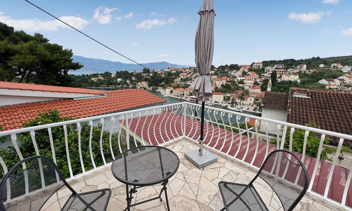 Splitska House | Beach front home in Splitska with house sea view