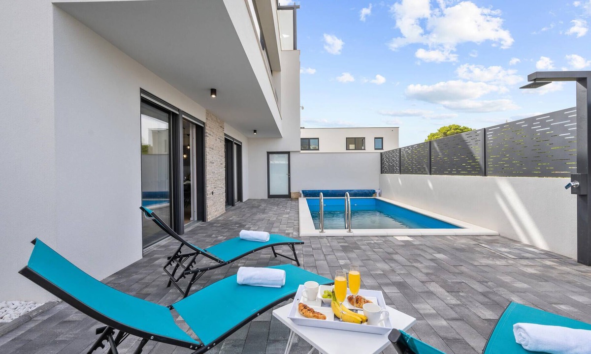 Srima House | Beach front home in Srima