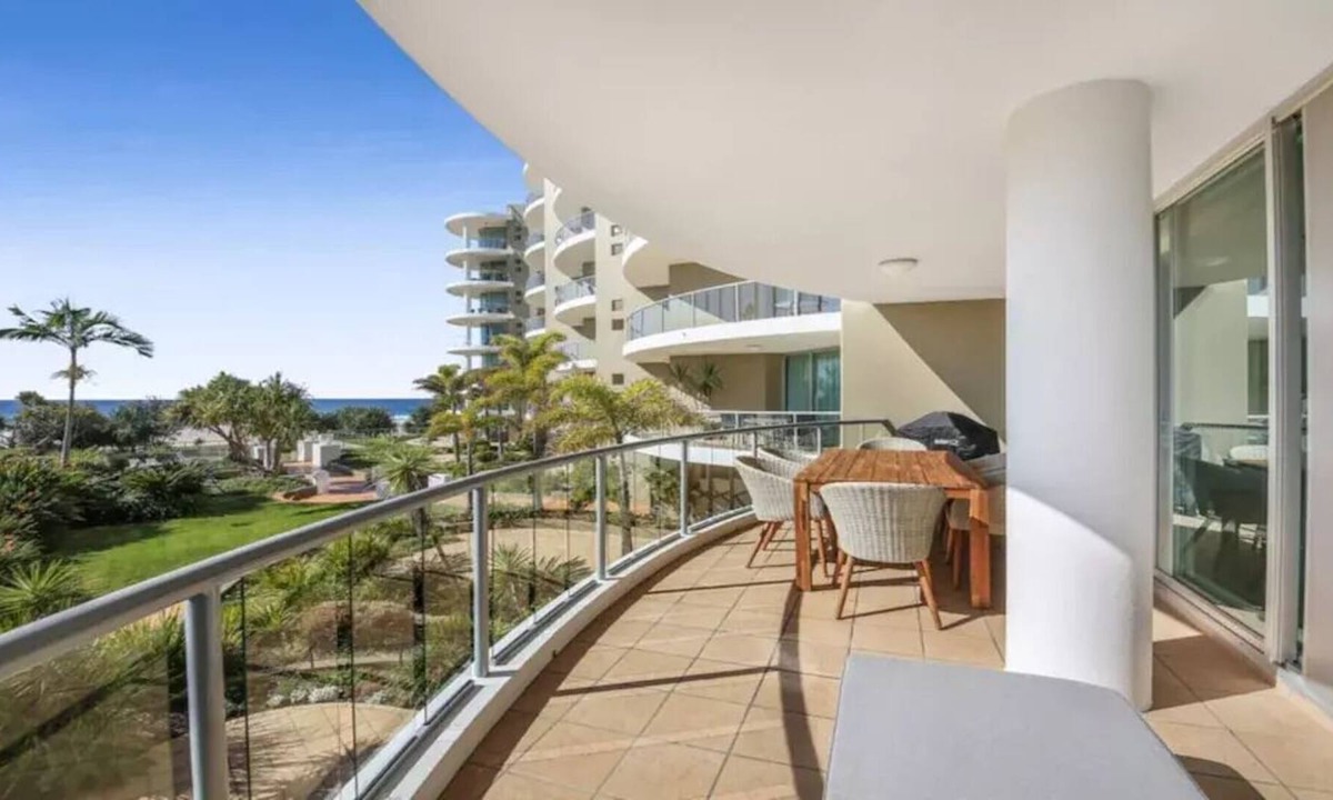 Mermaid Beach Apartment | Beach Front Luxury at Palm Springs