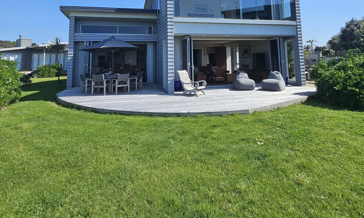 Omaha House | BEACH FRONT RESERVE SETTING