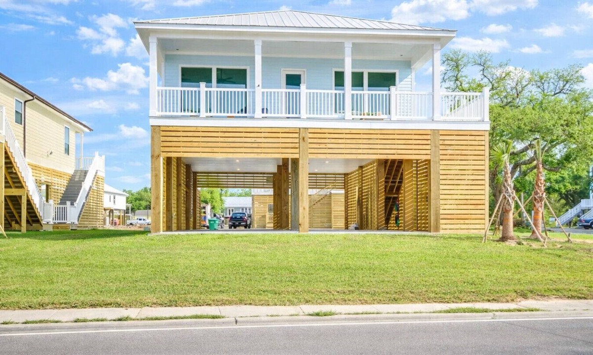 Mississippi City House | Beach Front | Sleeps 10 | Walk to Beach | Family-Friendly