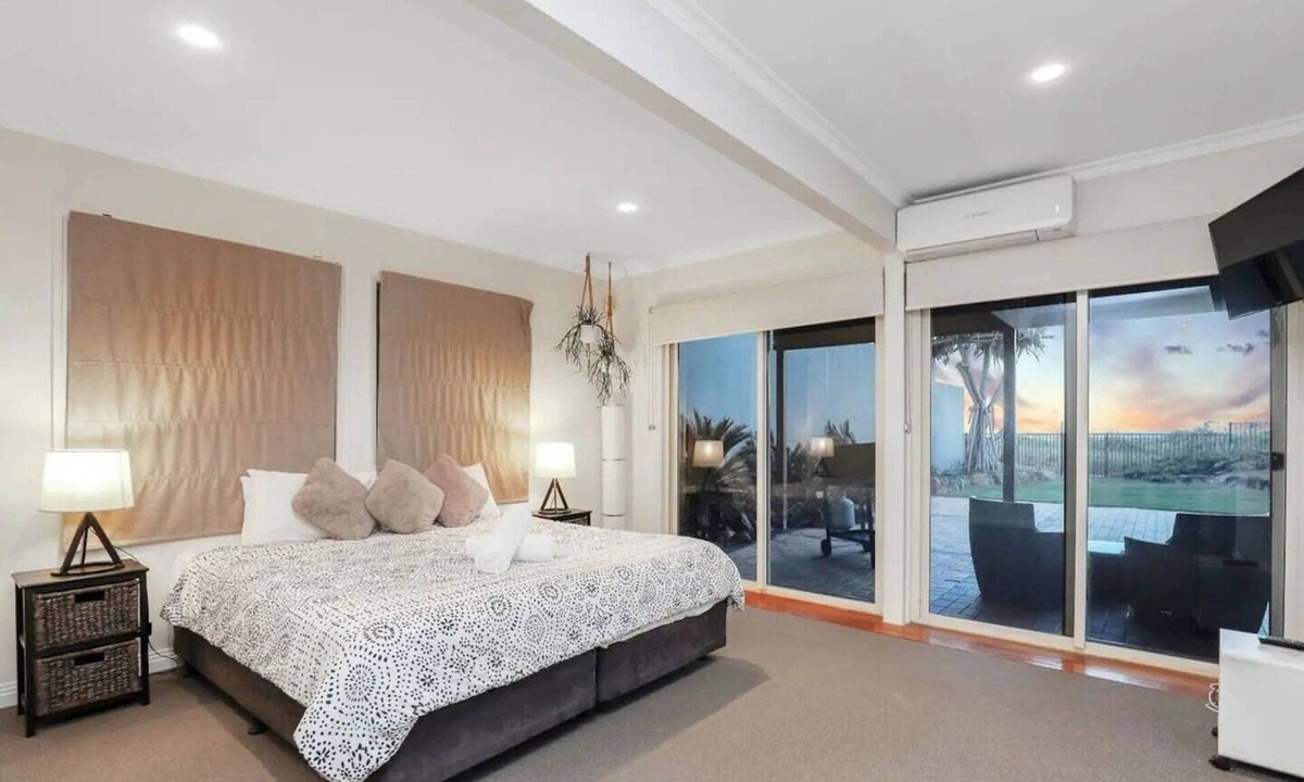 Mermaid Beach House | BEACH FRONT - YES PLEASE.