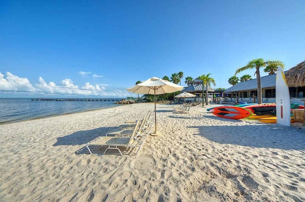 Ruskin Apartment | Beach Happy Getaway!! 2 BEDS, 1 BA W Parking
