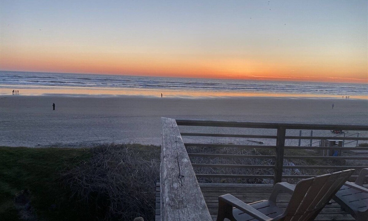 Tolovana Park House | Beach Haven - Beachfront!