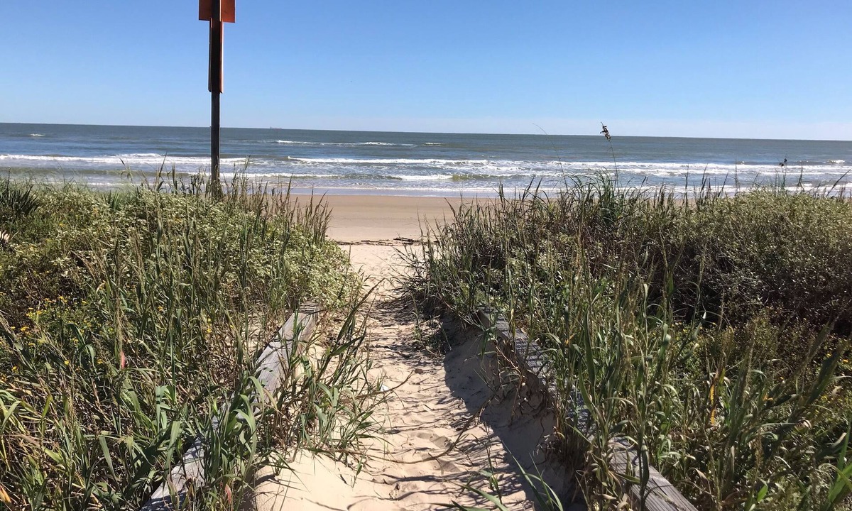Surfside Beach House | Beach Hideaway-GR8 Patios & MaRgArItA-ViEwS. Come enjoy a weekend getaway! HGTV!