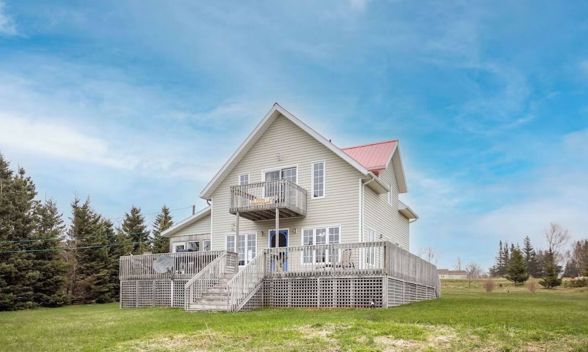 Anglo Rustico House | Beach Hill Cottage—Waterview PEI Retreat with Wraparound Deck & Family-Friendly