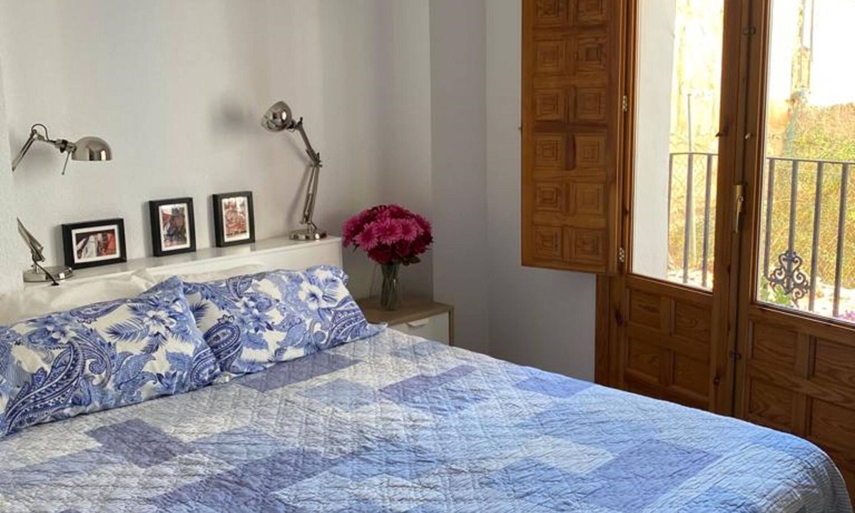 Old Town Apartment | Beach holiday or work from home in Historic Old Town 4min walk to beach