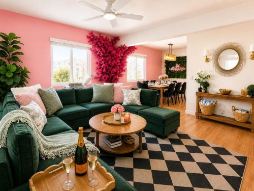 Gas Lamp Section Apartment | Beach Home with Gym and Cuddle Couch