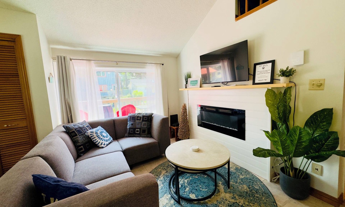 Grand Bend House | Beach Horizons Cottage-HOT TUB & Fireplace 6 ppl