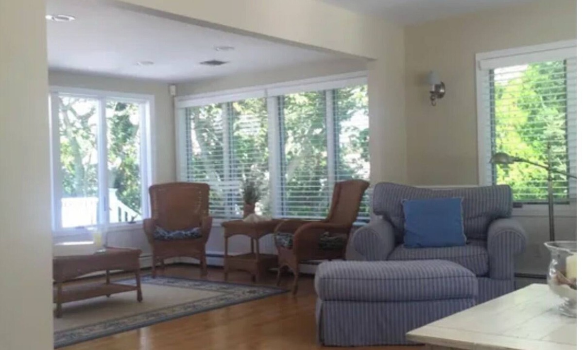 Wall House | Beach House 2 blocks to Beach