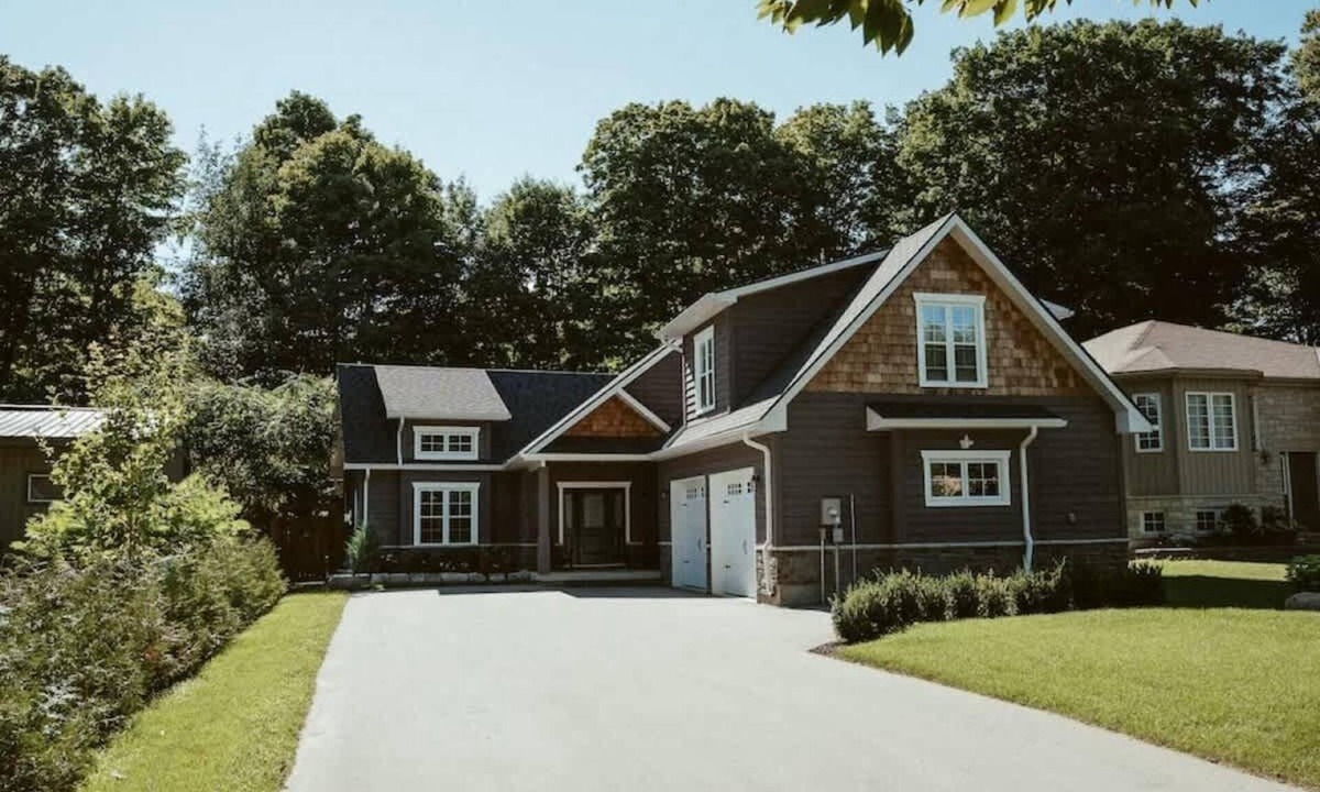 Alcona Apartment | Beach House 5 Star Gem +Muskoka room + Yoga Studio