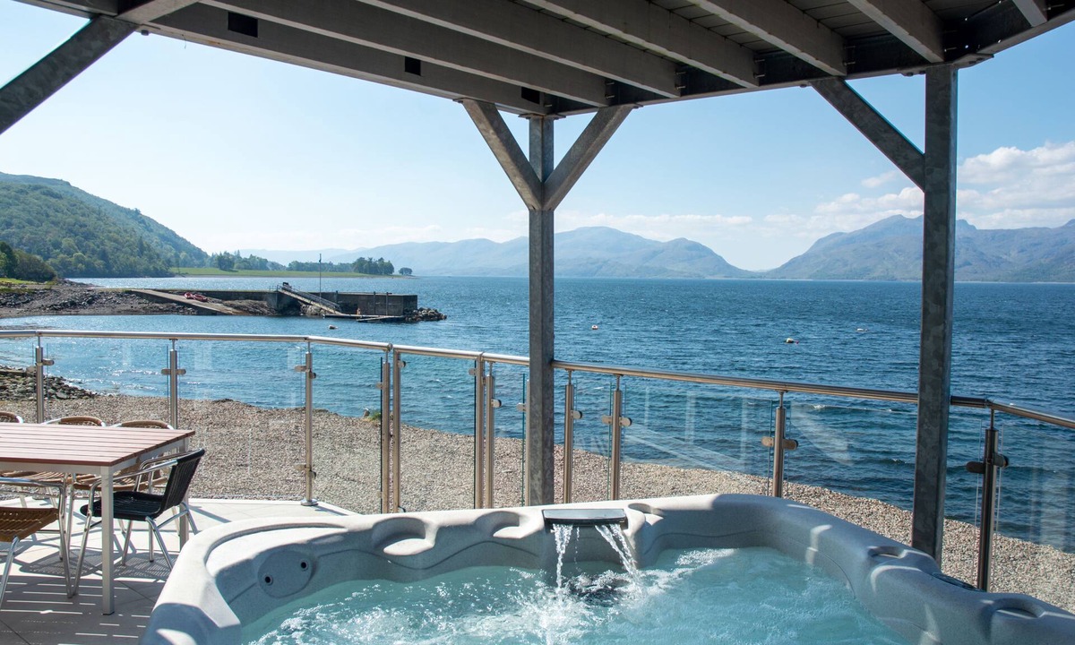 Kentallen Apartment | Beach House 5 with Hot Tub