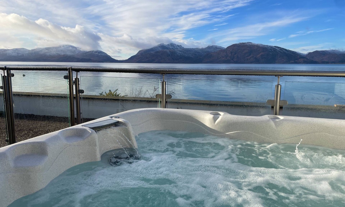 Kentallen Apartment | Beach House 5 with Hot Tub