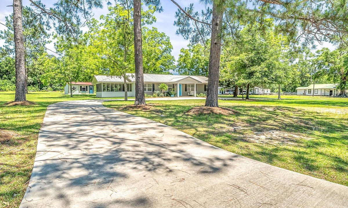 Laurel Hill House | Beach House Blue 4/2 Home Beach on a Budget